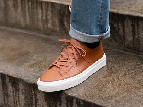 Brown Sneakers Outfit Men, Leather Sneakers Outfit, Mens Smart Casual Shoes, Casual Look For Men, Brown Trainers, Dressy Sneakers, Brown Leather Sneakers, Semi Formal Shoes, Smart Casual Menswear