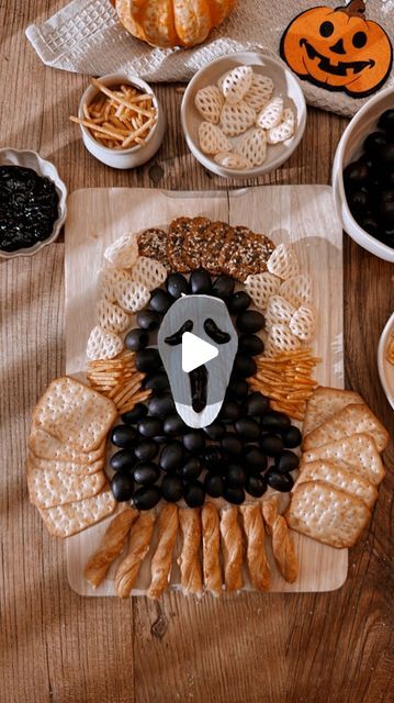 Michaela Haban | Bohème aesthetic | Fashion | Creativity on Instagram: "Ghostface cheese board 🧀🫒🫓 A perfect snack board idea for Halloween 👻   You need: • Camembert cheese  • olives  • Currant jam • crackers  • bread of your choice • cheese sticks   #ghostface #cheeseboard  #halloweenfood #halloweentime #halloweenvibes #storyofmytable #halloweentreats #halloween2023 #halloweenmood #halloweenaesthetic #spookyseason #halloweenparty #halloweenpartyideas #halloweeninspo #halloweentreats #halloweenideas #halloweensnacks #spookyfood" Halloween Cheese And Crackers, Charcuterie Board Ideas Halloween, Ghostface Cheese Board, Baked Camembert Halloween, Halloween Cheeseboard, Babybel Cheese Halloween, Meat And Cheese Halloween Tray, Halloween Meat And Cheese Board, Halloween Cheese And Cracker Platter