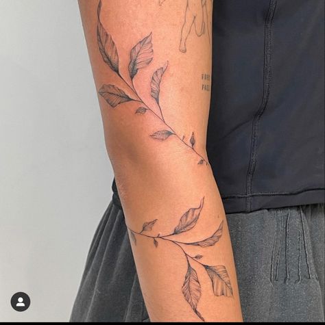 Floral Arm Cuff Tattoo, Moon Tattoo Thigh, Floral Arm Wrap Tattoo, Tattoos Elbow, Arm Cuff Tattoo, Tattoo Elbow, Arm Wrap Tattoo, Tattoo Leggings, Around Arm Tattoo