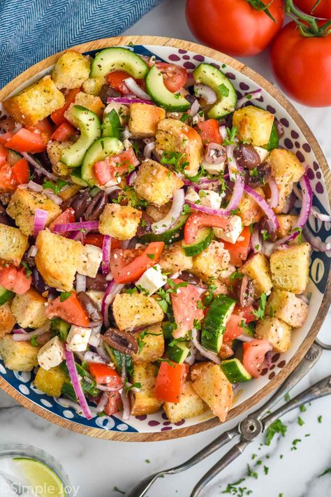 This delicious Greek Panzanella Salad puts a Greek inspired spin on a classic panzanella salad. It is comfort food and salad all at once in the perfect combination of flavors. Greek Panzanella Salad, Panzanella Salad Recipe, Vegetarian Drinks, Salad Simple, Slow Cooker Casserole, Panzanella Salad, Fish Salad, One Pot Pasta, Dinner Appetizers