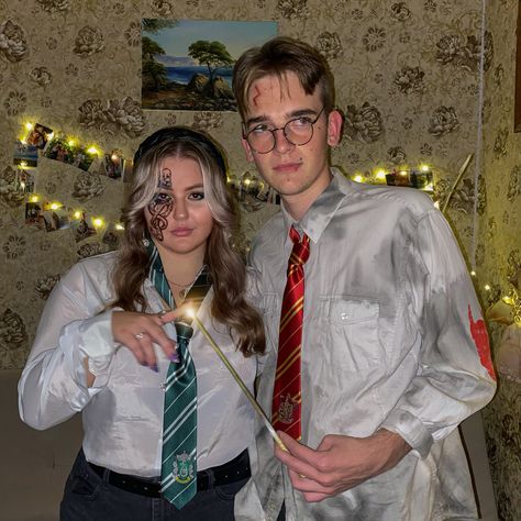 Harry Potter Student Costume, Harry Potter Duo Costume, Harry Potter Couples Costumes, Harry Potter Disfraz, Harry Potter Couple Costume, Draco Malfoy Costume, Harry Potter Outfit Ideas, Cowboy Halloween Costume, Million Dollar Smile