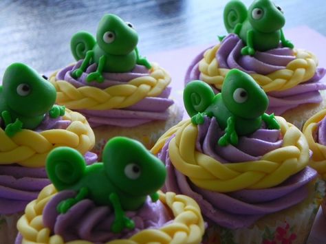 Pascal (Tangled) cupcakes Tangled Cupcakes, Country Cupcakes, Rapunzel Cupcakes, Pascal Tangled, Bolo Rapunzel, Lake Kitchen, Rapunzel Cake, Disney Cupcakes, Tangled Birthday Party