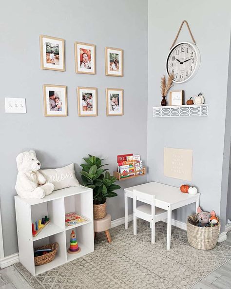 Toddler Art Corner Living Room, Kid Table Corner, Cube Storage In Living Room, Play Area Ideas Living Room, Small Play Corner Ideas, Toy Storage Small Living Room, Small Corner Play Area, Toddler Area In Living Room, Toddler Desk Area