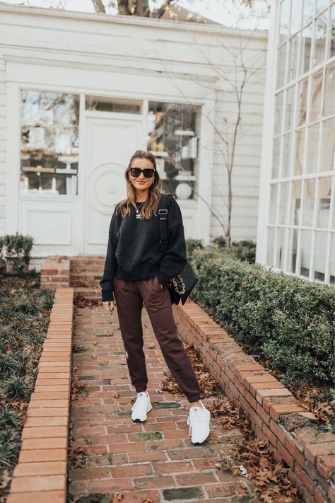 Casual Winter Outfits Comfy Sweats, Brown Sweatpants Outfit, Brown Sweatpants Outfits, Casual Sweatpants Outfit, Black Sweatsuit, Brown Sweatpants, Adidas Sweat, Lauren Kay Sims, Sweatpants Outfits