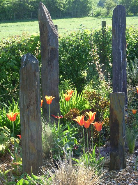 slate 'poles' as focal point for front garden Slate Garden, Backyard Area, Cottage Garden Design, Gravel Garden, House Color Schemes, Diy Landscaping, Nature Garden, Garden Features, Backyard Landscaping Designs