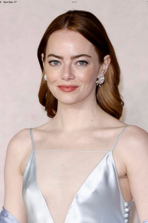 Emma Stone Poor Things Premiere, Emma Stone Makeup, Emma Stone Red Carpet, Queen Jenny, Emma Stone Hair, Emily Stone, Emma Stone Style, Stone Tattoo, Poor Things