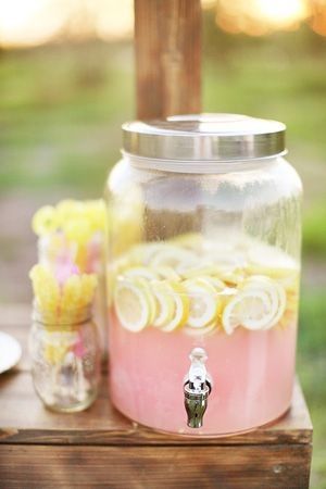 Pink Yellow Weddings, Lemonade Wedding, Pink Lemonade Party, Wedding Yellow, Lemonade Party, Vintage Bridal Shower, Spring Wedding Colors, Cocktails Bar, Milk Shakes