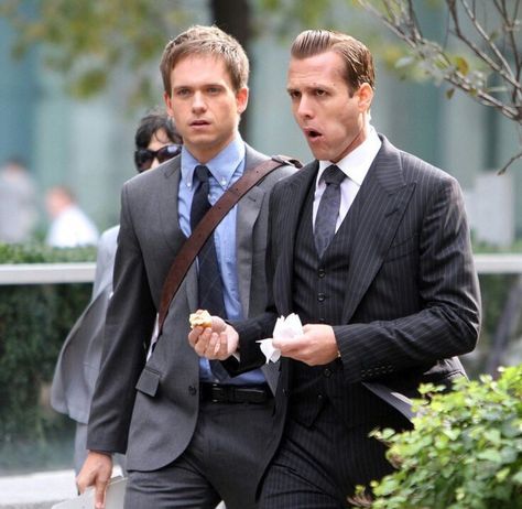 Harvey and mike having their bagel! Mike And Harvey, Harvey And Mike, Mike Suits, Best Tv Shows To Watch, Suits Tv Series, Suits Harvey, Harvey Specter Suits, Tv Shows To Watch, Suits Usa