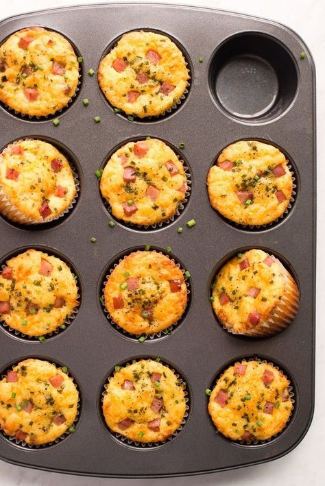 These ham and cheddar muffins are just small enough to fit into your lunch box when packing your lunch for work. This easy recipe takes your favorite elements of a sandwich and transforms it into a muffin. It's also perfect to make for breakfast as well. If you've been running out of lunch ideas, make this comforting brunch or snack. You'll need all-purpose flour, garlic powder, buttermilk, large eggs, black pepper, thick-cut deli ham, and sharp cheddar cheese. Small Brunch Ideas, Easy Recipes Cheese, Brunch Box Ideas, Hearty Muffins, Ham And Cheese Muffins, Brunch Party Menu, Brunch Ideas Easy, Egg Brunch Recipes, Cheddar Muffins