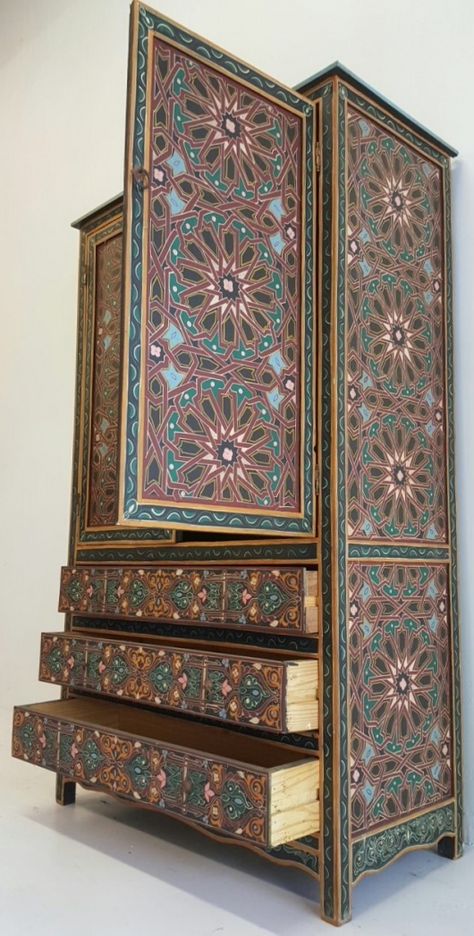 Moroccan Painted Furniture, Riad Bedrooms, Cabinet Upcycle, Boho Style Furniture, Boho Glam Home, Brighten Room, Chic Bedroom Design, Painted Armoire, Moroccan Bedroom