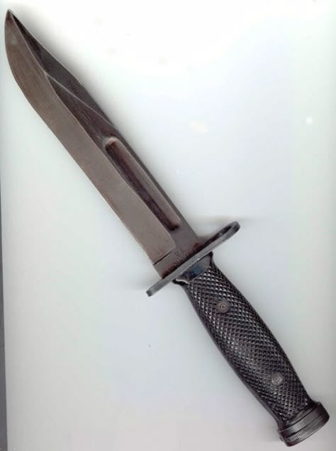 A KA-BAR bayonet. When the normal way of making the enemy die for his cause just needs more style. Ka Bar, Ar Platform, Military Knives, Karambit Knife, Military Surplus, Outdoor Equipment, Cool Knives, Bowie Knife, Pocket Knives