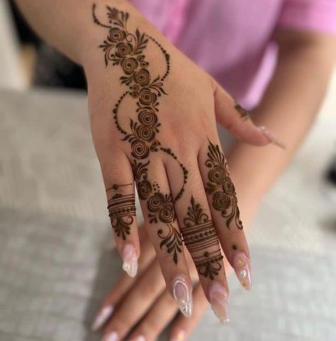 New Henna Designs, Henna Designs Back, Hand Mehndi Designs, Back Hand Mehndi, Finger Henna Designs, Henna Tattoo Designs Hand, Tattoo Henna, Latest Henna Designs, Simple Mehndi Designs Fingers