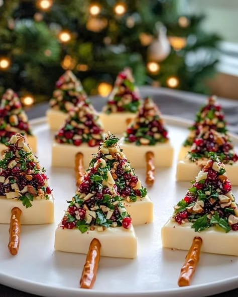 Sweets For Diabetics, Holiday Fruit, Christmas Buffet, Brie Bites, Charcuterie And Cheese Board, Appetizer Bites, Christmas Food Dinner, Xmas Food, Christmas Party Food