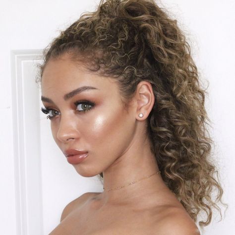 High And Curly Ponytail Curls Volume, Curly Hair Ponytail, Second Day Hairstyles, Hair Textures, Curly Ponytail, Peinados Recogidos, Hair Ponytail, Beautiful Curls, Frizz Free