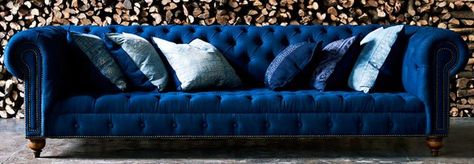 blue chesterfield House Interior Blue, Ralph Lauren Home Living Room, Ralph Lauren House, Classic Office Interior, Ralph Lauren Interiors, Colorful Couch, Chesterfield Bank, Velvet Tufted Sofa, Blue Couches