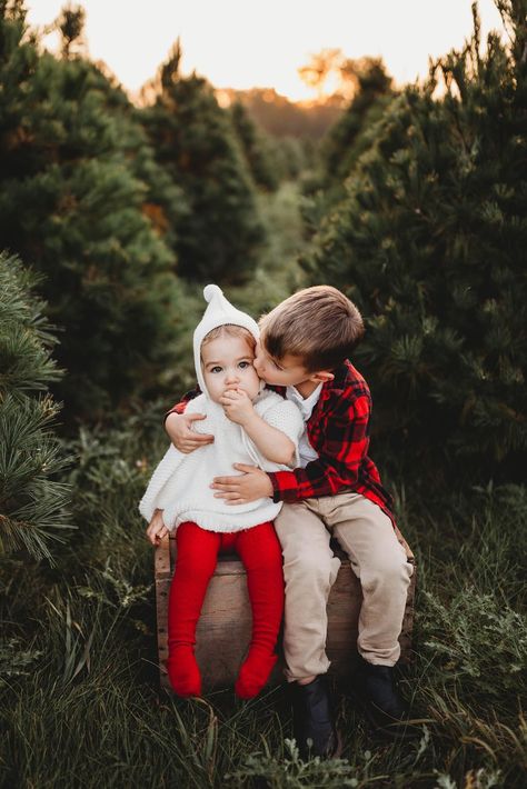 Xmas Tree Photoshoot, Outdoor Holiday Mini Sessions, Christmas Tree Mini Photoshoot, Brown Christmas Photoshoot, Christmas Outdoor Outfits, Christmas Pictures Set Up Outdoor, Casual Christmas Family Photos Outdoor, Outside Family Christmas Pictures, Tree Farm Christmas Photos