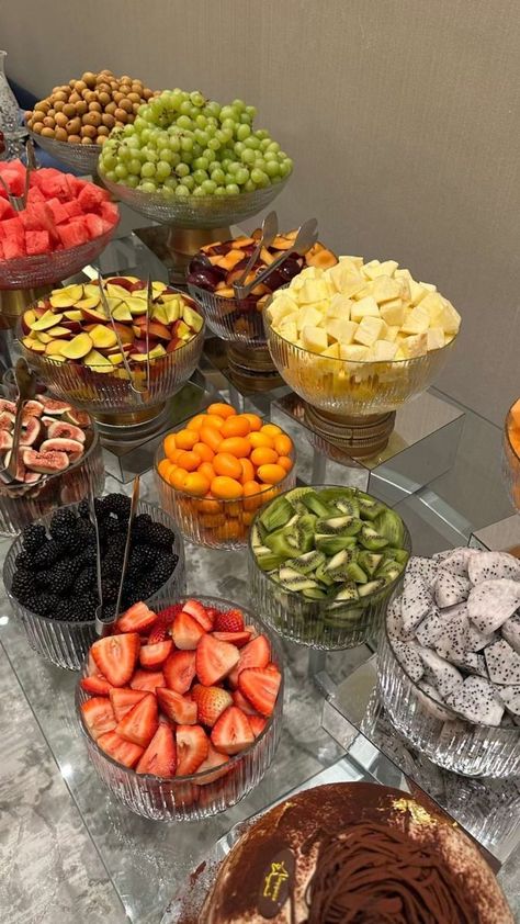 Ways To Eat Croissants, Wedding Food Black People, Buffet Aesthetic, Fruit Display Ideas, Food Set Up, Catering Food Displays, Fruit Platter Designs, Decorações Com Comidas, Catering Display