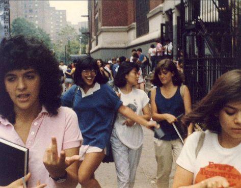 Lost In History on Instagram: “High school life, 1980s. (Stuyvesant High School, NYC)” 80s High School Aesthetic, 1980 School, 80s School, 80s People, Pictures From The 80s, Stuyvesant High School, Eighties Fashion, High School Pictures, 80s Photos