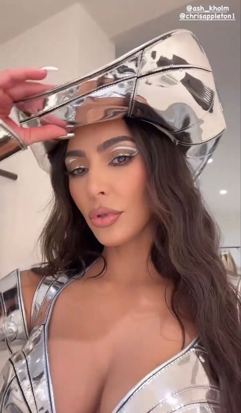 Cowgirl Makeup Ideas Halloween, Kardashian Halloween, Silver Bustier, Kim Kardashian Halloween, Cowgirl Makeup, Kendall Jenner Halloween, Mars Attack, Cowgirl Photoshoot, Cowgirl Halloween