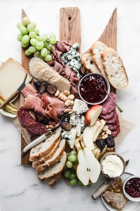 Presidential Cheese Board! Ploughmans Platter, Fresh Restaurant, Modern Proper, Charcuterie And Cheese Board, Cheese Boards, God Mat, Cheese Platters, Cheese Plate, Idee Pasto Sano