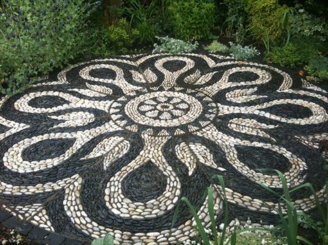 15 Magical Pebble Paths That Flow Like Rivers Stone Garden Paths, Pebble Garden, Patio Projects, Pebble Mosaic, Mosaic Ideas, Mosaic Design, Have Inspiration, Mosaic Garden, Garden Pathway