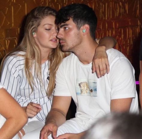 Gigi Hadid & Joe Jonas Hadid Sisters, Joe Jonas, Gigi Hadid, Dancer, Stairs, Wedding Day, Kiss, Couple Photos