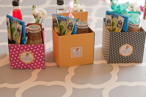 Good way to reuse  cardboard drink holders. Drink Holder Crafts, Homemade Gift Basket Ideas, Homemade Gift Baskets, Blessing Bags, Gift Containers, Gray Table, Diy Drinks, Diy Gift Baskets, Rustic Crafts