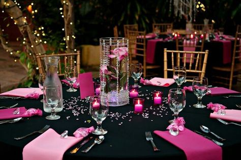 Pink and black wedding reception decor * like the centrepiece and table decor* flower floating in water upright! Hall Deco, Pink Black Weddings, Wedding Table Pink, Black Quince, Fuchsia Wedding, Hot Pink Weddings, Pink Napkins, Pink Wedding Theme, Wedding Table Flowers