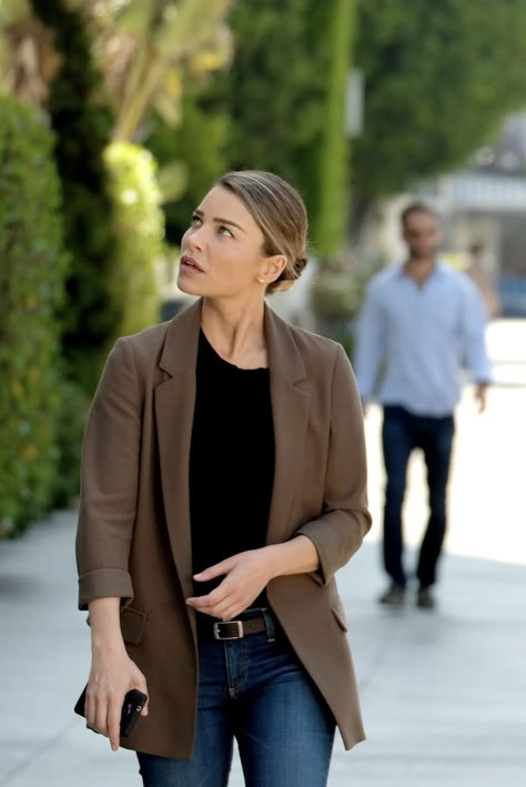 Acting Outfits, Lauren German Lucifer, Chloe Outfit, Detective Outfit, Natural Kibbe, Chloe Decker, German Outfit, Persian Fashion, Lauren German