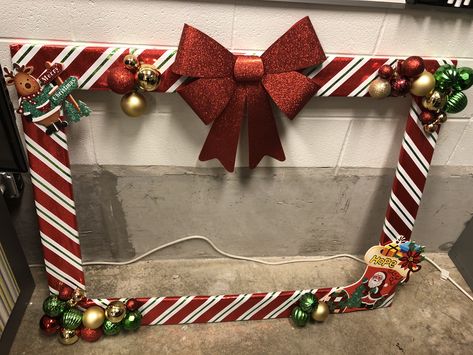 Christmas Photo Frame Ideas, Christmas Booth Ideas, Christmas Frames For Photos, Christmas Frame Ideas, Easy Christmas Photo Backdrop, Christmas Selfie Frame, Christmas Photo Booth Ideas, Diy Christmas Party Decorations, Christmas Party Photo Booth