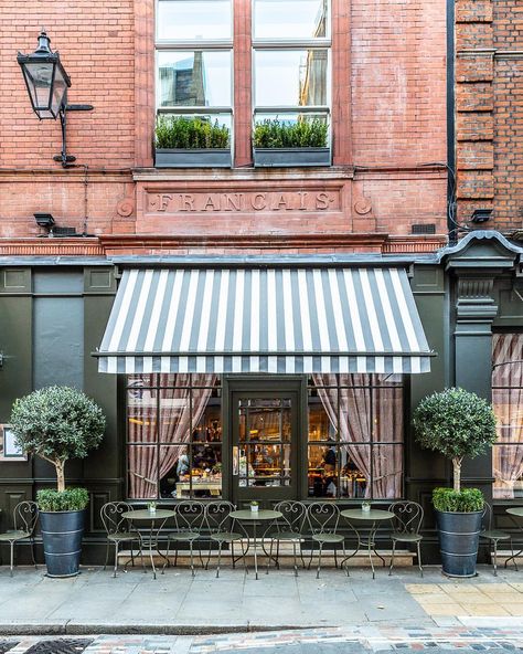 A striped awning on a restaurant facade in London’s Covent Garden. This part of the city has great places to eat. Click through for more pictures on A Lady in London’s Instagram.  #london #coventgarden #awning #façade Outdoor Restaurant Patio, Restaurant Facade, Restaurant Door, Villa Toscana, Cafe Exterior, Restaurant Exterior, Restaurant Patio, Outdoor Cafe, Bar Design Restaurant