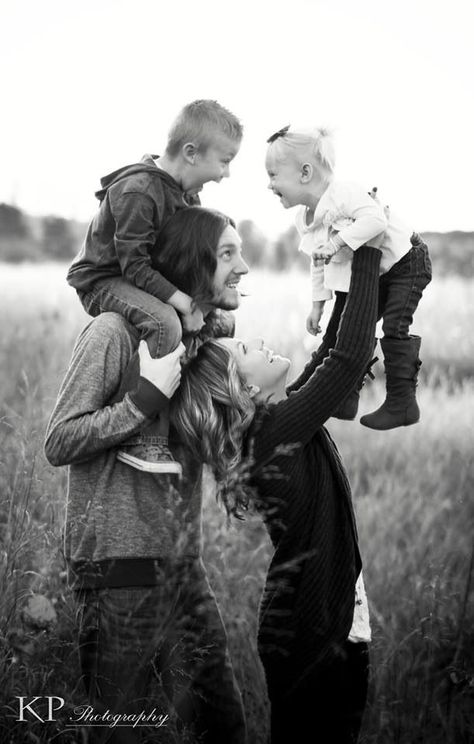 Family Photo Poses Family Of 4, Fall Photoshoot Family Of Four, Family Photo Poses Family Of Four, Family Portraits Winter, Photography Inspiration Family, Family Photo Poses 2 Under 2, Family Of Four Portraits, Fall Family Photos 2 Boys, Family Four Photography