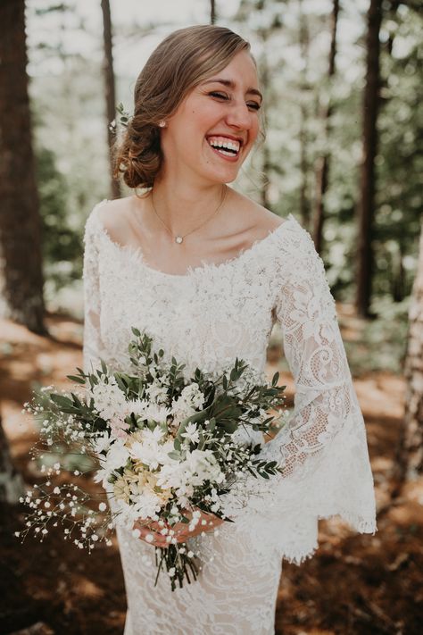 Bridal Bouquet Forest Theme, Simple Wedding Bouquet September, Green And White Wildflower Bouquet, Boho Bride Bouquet Wild Flowers, Wildflower White Bouquet, Wedding Bouquet With Baby Breath, Wedding Bouquet With Ferns, Simple Wedding Bouquets Bride, White Wildflower Bouquet