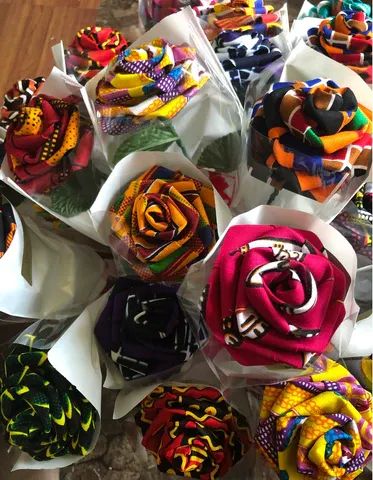 African fabric flower bouquet. Ankara fabric is so vibrant perfect for making DIY flowers. Makes a great mothers day or grad gift too. #diydecor #fabriccrafts #diyprojects #africanprintfabric #ankarafabric #africandecor #mothersdaygiftidea #gradgift #diyflowers African Fabric Accessories, Diy Frühling, African Crafts, Diy Fabric Crafts, African Accessories, African Home Decor, Kente Cloth, African Decor, Fabric Accessories