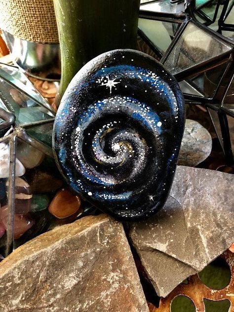 Painted Galaxy, Diy Rock Art, Rock And Pebbles, Painted Rocks Diy, Rock Painting Ideas Easy, Rock Painting Patterns, Galaxy Painting, Painting Rocks, Rock Ideas