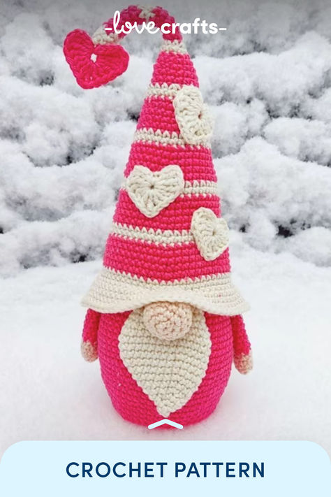 An adorable crochet gnome. The gnome is in shades of pink and white, and is against a snowy background. Crochet Valentine Gnomes Free Pattern, Crocheted Stuffies, Crocheted Gnomes, Crochet Gnome Pattern, Super Cute Crochet, Gnome Valentine, Crochet Gnome, Gnome Pattern, Knitting Patterns Free Scarf