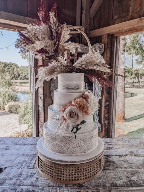 Fancy Western Wedding, Wedding Cakes Western, Wedding Cake Western, Simple Western Wedding Cake, Western Wedding Food Ideas, Wedding Cake Western Boho, Western Wedding Cakes 2 Tier, Boho Cowhide Wedding, Country Wedding Cake