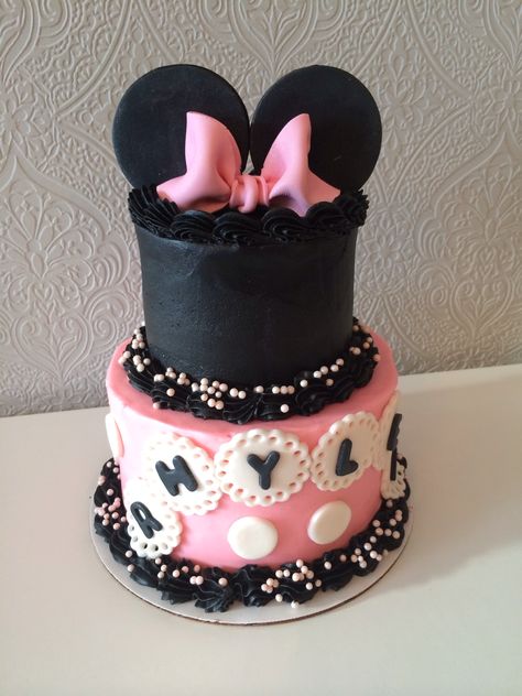 Mini mouse cake!  Butter cream with fondant accents ! Love love love this cake. By today's sweet cakery Cake Butter Cream, Wedding Cakes With Cupcakes, Mouse Cake, Special Occasion Cakes, Mini Mouse, Occasion Cakes, Cake Shop, Love Love Love, Love Love