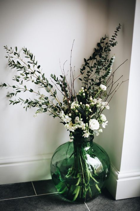 Green Glass Vases Decor Ideas, Flowers In Green Vase, Green Glass Vase Decor, Demi John Bottles Decor, Glass Vases Decor Ideas, Green Vase Decor, Grocery Store Flowers, Tulip Arrangement, Plant In Glass