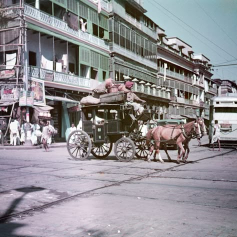 A visual history of the picturesque Calcutta back in 1959 Old Kolkata, Old Calcutta, Photobooth Design, Street Style India, Bollywood Vintage, Historical India, Old India, Victoria Memorial, Indian Museum