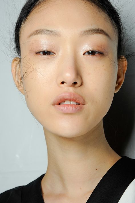 Sora Choi Single Eyelid Makeup, Bare Face Beauty, Eyelid Makeup, Monolid Makeup, Fashion Week Backstage, Sora Choi, Female Head, Face Beauty, Bare Face