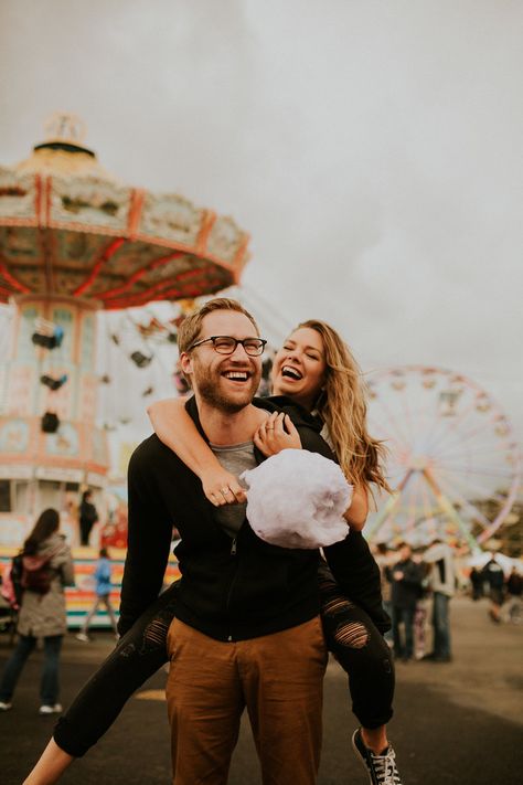 moody warm state fair engagement photography with cotton candy. Carnival Photo Shoots, Fair Pictures, Carnival Photography, Fair Photography, Adventure Photos, Foto Casual, Shooting Photo, State Fair, Photo Outfit