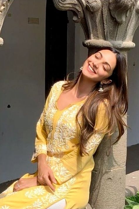 Kiara Advani Outfits Casual, Anarkali Poses, Face Manifestation, Kiara Advani Outfits, Photos Hacks, Bollywood Theme, Actress Pictures, Brothers Movie, Creative Origami