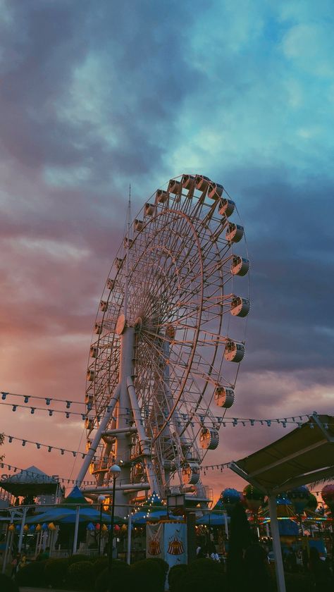 follow my ig acc @everyshottakes Pretty Screensavers, Aesthetic Shots, Ferris Wheels, Beautiful Red Roses, London Calling, Divergent, Screen Savers, Amusement Park, Iphone Background