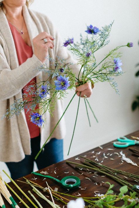 Whimsical Wedding Bouquet, Wildflower Wedding Bouquet, Diy Your Wedding, Faux Flower Bouquets, Flower Bouquet Diy, Flower Installation, Diy Wedding Bouquet, Wildflower Bouquet, Diy Brides