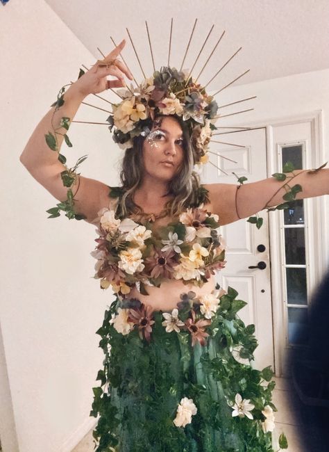 Mother Nature Costume Diy, Mother Nature Costume Halloween, Nature Halloween Costume, Mother Nature Halloween, Nature Costume, Mother Nature Costume, Eve Costume, Zombie Walk, Diy Costume