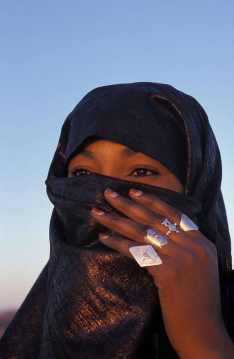 “Veiled woman of Tuareg tribe.”

Djanet, Algeria.

Photographed by Frans Lemmens, 2012 Tuareg Aesthetic, Tuareg Woman, Solo Photoshoot Ideas, North African Women, Book Vision Board, Sade Aesthetic, Algerian Jewelry, Africa Tribes, Tuareg People