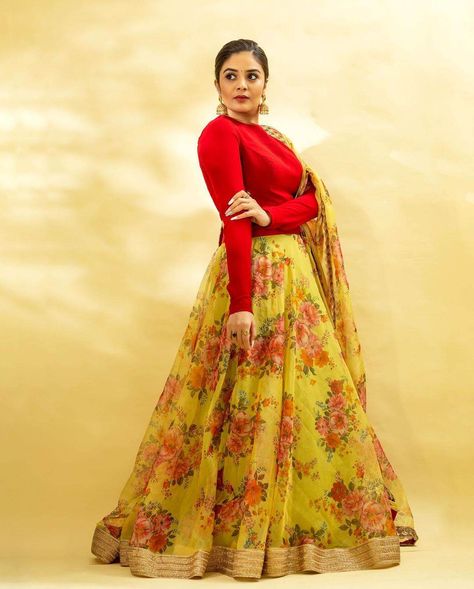 Organza Skirt And Crop Top, Organza Floral Lehenga, Skirt And Crop Top Indian, Crop Top Indian, Sequin Saree, Floral Lehenga, Latest Designer Sarees, Organza Skirt, Indian Photoshoot