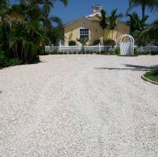 Oyster shell driveway Shell Driveway, Beach House Landscaping, Gravel Parking, Diy Driveway, Driveway Installation, Driveway Ideas, Themed Garden, Florida Landscaping, Concrete Walkway