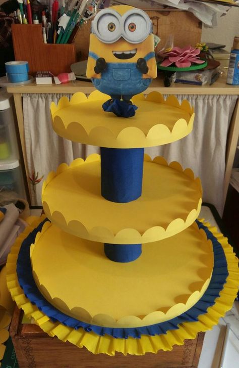 Diy Minion Centerpieces Ideas, Cupcake Minions, Minions Party Ideas, Minions Birthday Party Decorations, Minion Party Theme, Porta Cupcakes, Turtle Cakes, Minions Birthday Theme, Cake Batman